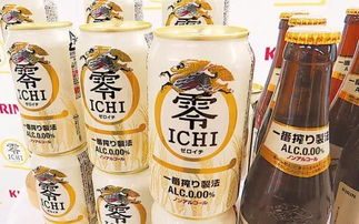 摟著酒瓶，飲盡杯子里的夏天